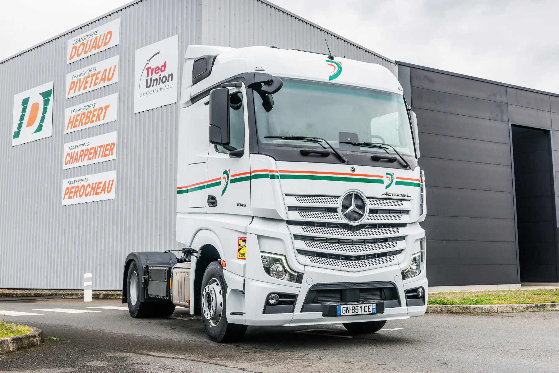 Équipe du Groupe Douaud réunie devant un camion