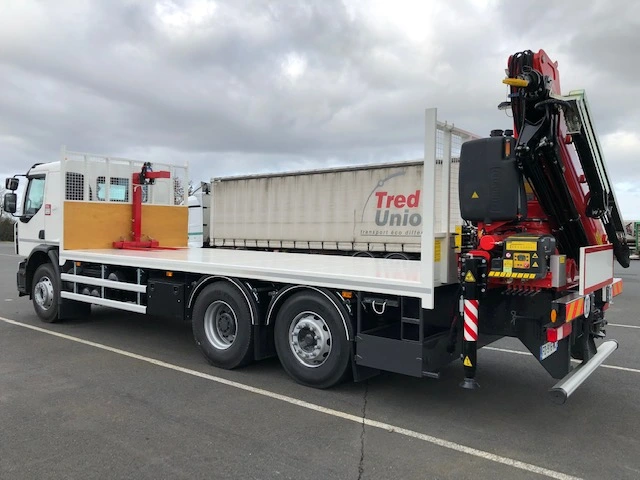 Camion plateau-grue proposé en location avec conducteur