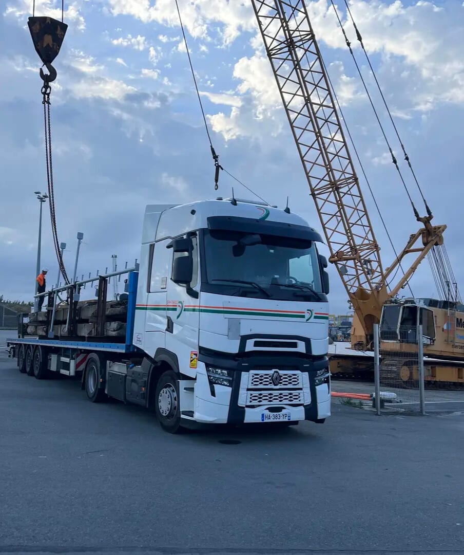 Ensemble routier équipé d’une grue du Groupe Douaud